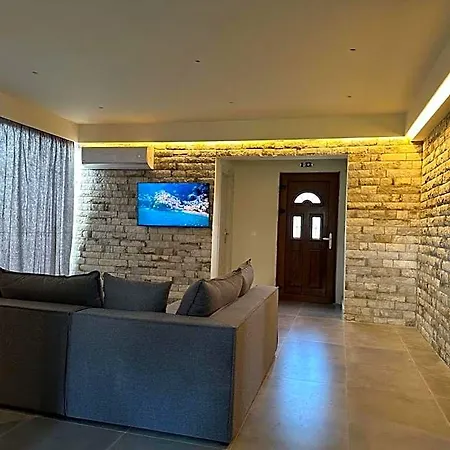 Aqua Luxury By Estia Hotel
