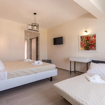 Hotel Aqua Luxury By Estia 4*